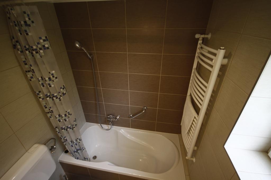 Parti Panzio Otel Tata Dış mekan fotoğraf