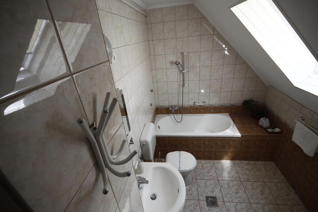 Parti Panzio Otel Tata Dış mekan fotoğraf