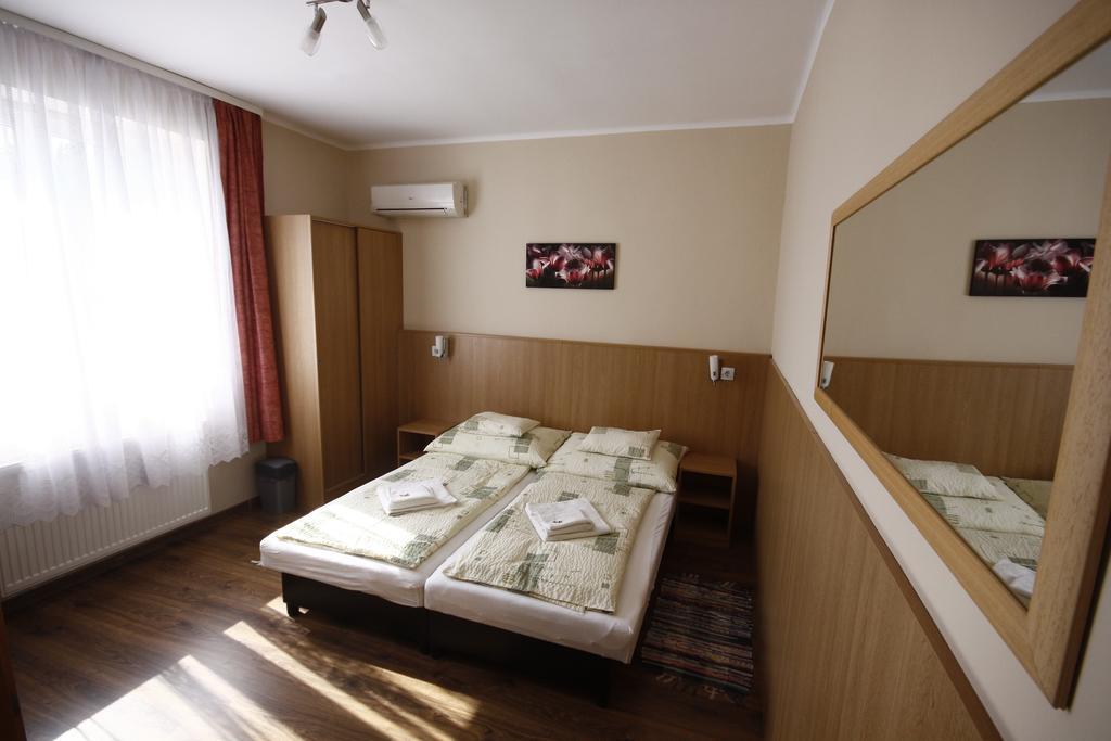 Parti Panzio Otel Tata Dış mekan fotoğraf