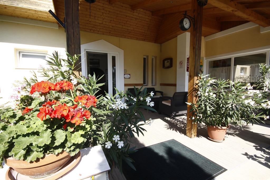 Parti Panzio Otel Tata Dış mekan fotoğraf