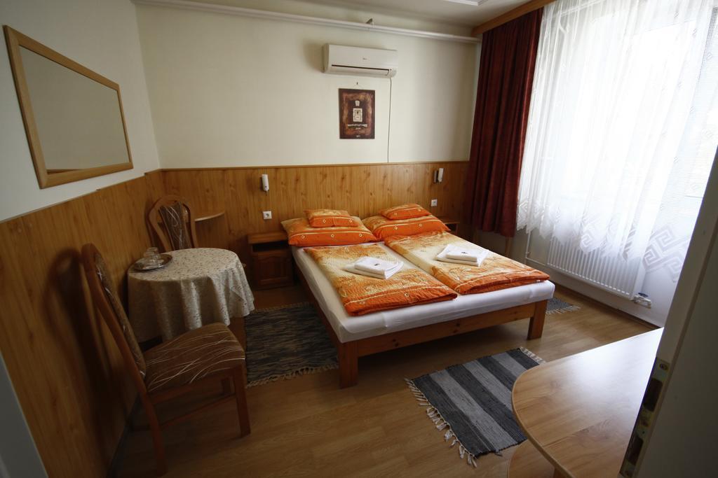Parti Panzio Otel Tata Oda fotoğraf